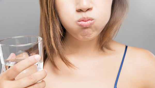 Súc miệng nước muối ấm giúp giảm đau rát họng tại nhà